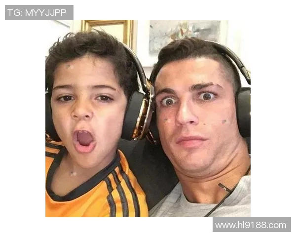 足球明星C罗与孩子们的温馨时光揭秘家庭生活的点滴与乐趣 足球明星C罗与孩子们的温馨时光揭秘家庭生活的点滴与乐趣