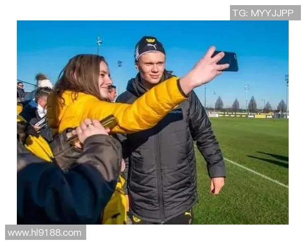 足球明星与记者女友亲密互动引发热议网友纷纷围观评论不断