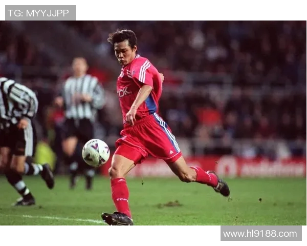 足球明星帅气合剪展现球场魅力与时尚风采的完美融合